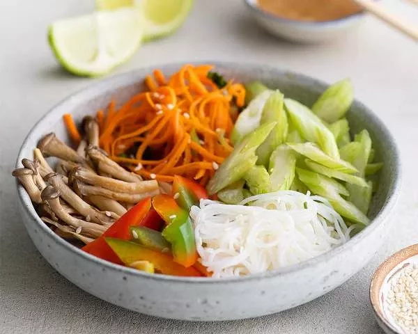 Салат с фунчозой и вешенками Салат с фунчозой и вешенками